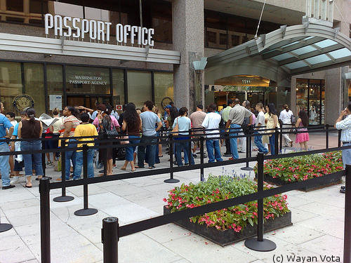 Pessoas na fila fora da Washington Passport Agency.